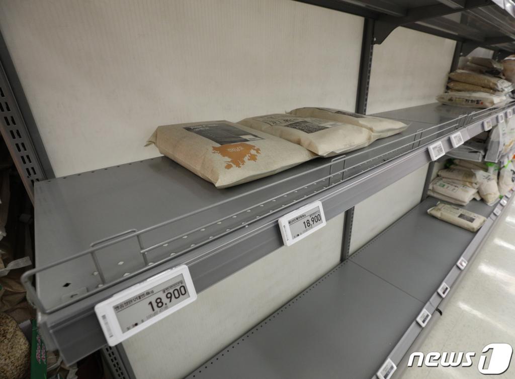 대구에서 신종 코로나바이러스 감염증(코로나19)이 확산 중인 가운데 21일 대구의 한 마트에 사재기로 인해 즉석 식품 매대가 텅 비어있다.  코로나19의 무차별적 확산으로 수십명의 확진자가 발생하고 첫 사망자까지 발생하면서 대구에서는 온·오프라인 상에서 생필품 사재기가 발생하고 있다. 2020.2.21/뉴스1