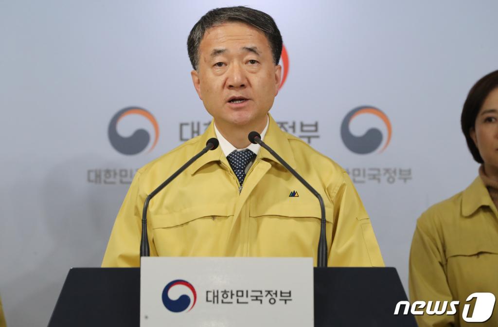 박능후 보건복지부 장관이 23일 서울 종로구 정부서울청사에서 신종 코로나바이러스 감염증(코로나19) 대응 확대 중앙사고수습본부 회의 결과 브리핑을 하고 있다. / 사진 = 뉴스 1