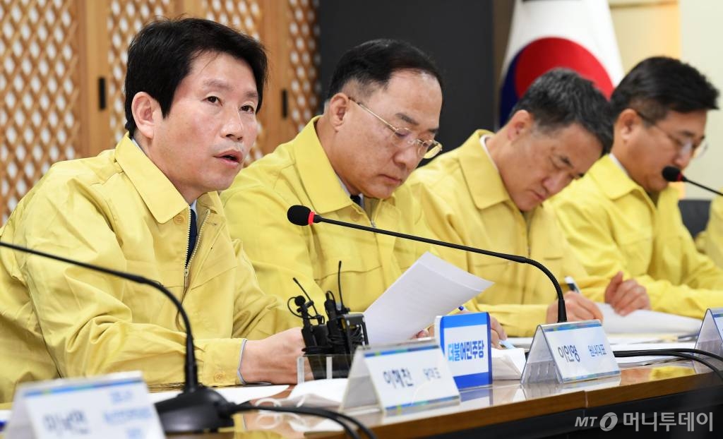  이인영 더불어민주당 원내대표(왼쪽)가 25일 오전 서울 여의도 더불어민주당 중앙당사에서 열린 당정협의회에 참석해 모두발언을 하고 있다. / 사진=홍봉진 기자 honggga@