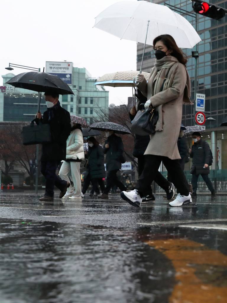 전국에서 비가 내리는 25일 오전 서울 종로구 광화문광장에서 시민들이 출근길 발걸음을 재촉하고 있다./ 사진 = 뉴스 1