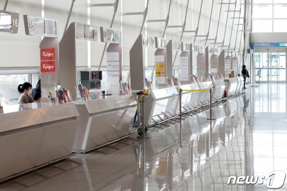 (인천공항=뉴스1) 황기선 기자 = 국내 신종 코로나바이러스 감염증(코로나19) 확진자가 늘면서 한국에서 들어오는 외국인을 막거나 입국 절차를 강화하는 국가가 늘고 있다. 24일 외교부에 따르면 코로나19 대응 조치로 한국으로부터의 입국을 금지한 나라는 이스라엘, 바레인, 요르단, 키리바시, 사모아, 미국령 사모아 등 6개국이다. 입국절차를 까다롭게 하거나 격리 조치를 하는 국가는 9개국(브루나이, 영국, 투르크메니스탄, 카자흐스탄, 마카오, 오만, 에티오피아, 우간다, 카타르)이다. 사진은 이날 인천공항 출국장 여행사 카운터가 한산한 모습을 보이고 있다. 2020.2.24/뉴스1