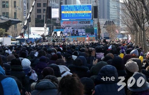 서울시가 코로나19 확산을 우려해 광화문광장 집회를 금지한다고 발표한 가운데 23일 오전 서울 광화문광장에서 범투본, 대한민국 바로세우기 국민대회가 열리고 있다./사진=홍봉진 기자