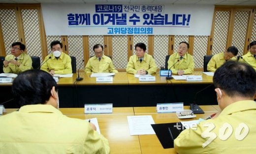 이낙연 코로나19 재난안전대책위원회 위원장이 25일 오전 서울 여의도 더불어민주당 중앙당사에서 열린 당정협의회에 참석해 모두발언을 하고 있다./사진=홍봉진 기자