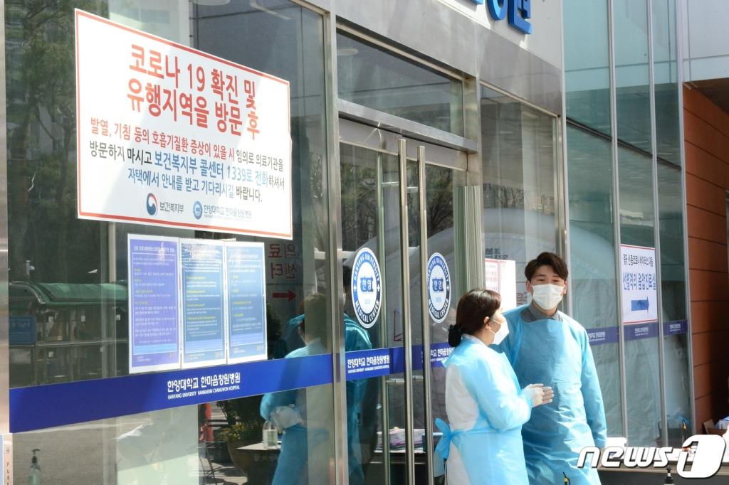 (창원=뉴스1) 강대한 기자 = 경남에 신종 코로나바이러스 감염증(코로나19) 추가 확진자 2명이 발생한 22일 오후 경남 창원시 성산구 한마음창원병원이 전면 폐쇄됐다. 추가 확진자 2명 중 1명은 이 병원에 근무하는 40대 여성 간호사로 확인됐다.2020.2.22/뉴스1  <저작권자 © 뉴스1코리아, 무단전재 및 재배포 금지>