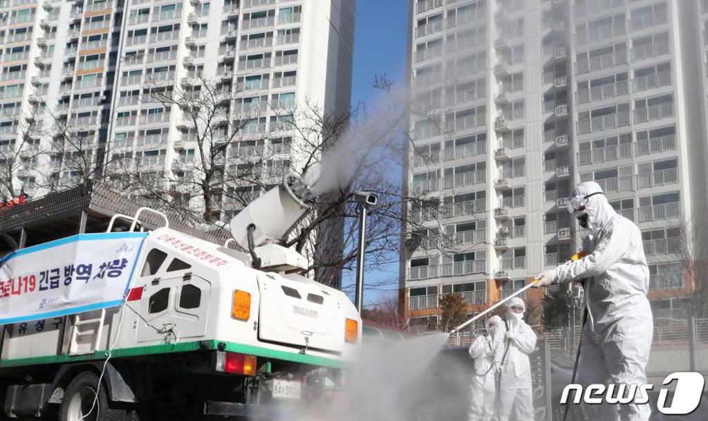 지난 주말 대전지역에서 신종 코로나바이러스 감염증(코로나19) 확진자가 잇달아 발생한 가운데 24일 오전 대전 유성구에 위치한 아파트 단지에서 유성구 보건소 관계자들이 소독을 하고 있다. 2020.2.24/사진=뉴스1
