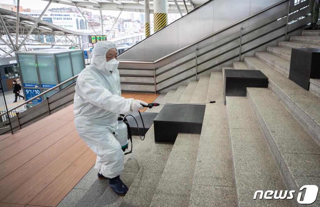 롯데마트 포항 남구 지곡점 직원들이 25일 오전 고객들이 온라인으로 주문한 생필품을 배달하기 위해 주문 물량을 확인하고 있다. 롯데마트 뿐만 아니라 온라인 주문을 받고 있는 대형마트들은 이번 주까지 예약이 끝난 상태다. 2020.2.25/사진=뉴스1