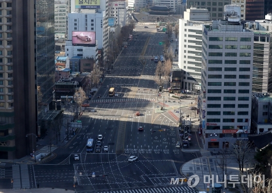  신종 코로나바이러스 감염증(코로나19) 확진자가 급속도로 증가하는 가운데 23일 오전 서울 도심이 한산한 모습을 보이고 있다. / 사진=홍봉진 기자 honggga@