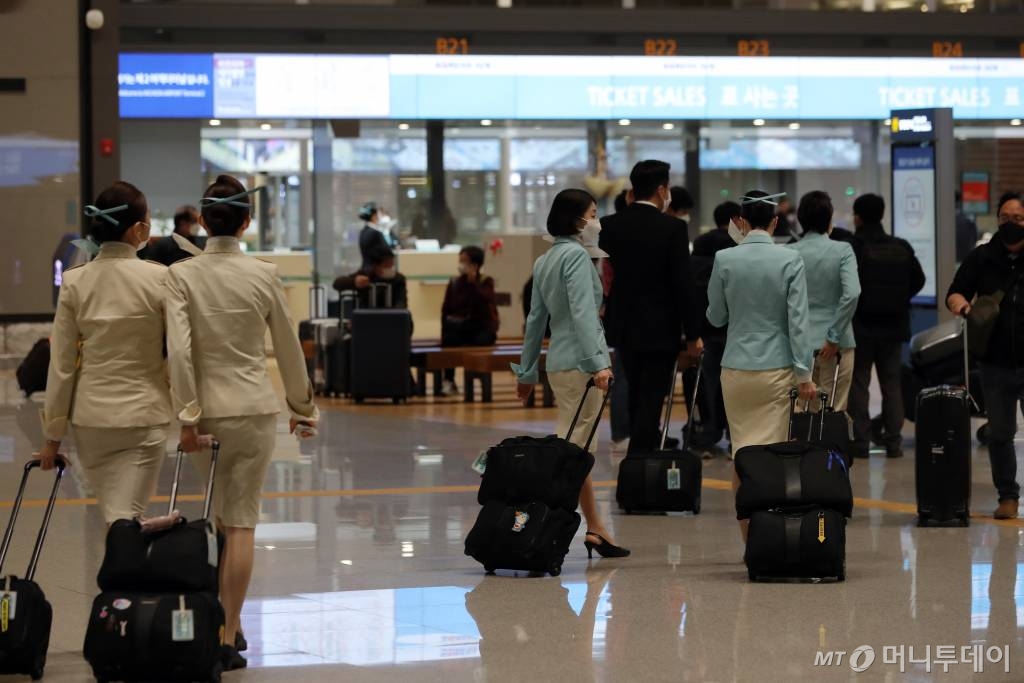 인천국제공항 2터미널에서 대한항공 승무원들이 업무를 보고 있다./사진=이기범 기자