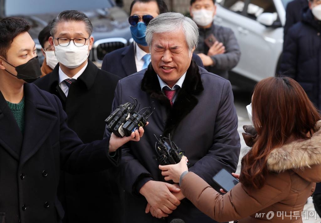 공직선거법 위반 혐의를 받고 있는 전광훈 한국기독교총연합회 대표회장 목사가 24일 오전 서울중앙지법에서 열린 구속 전 피의자 심문(영장실질심사)에 출석하고 있다. / 사진=김휘선 기자 hwijpg@