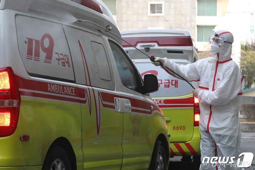 코로나19가 계속 확산하는 가운데 방역요원들이 구급차를 소독하고 있다. /사진=뉴스1