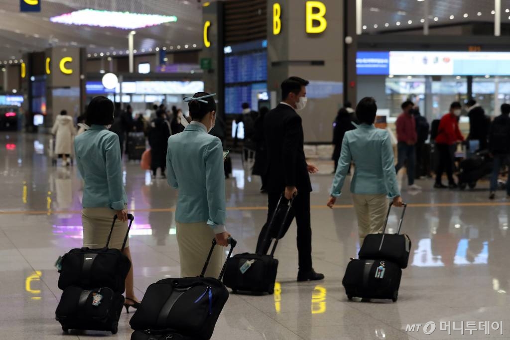 인천국제공항 2터미널에서 대한항공 승무원들이 업무를 보고 있다./사진=이기범 기자