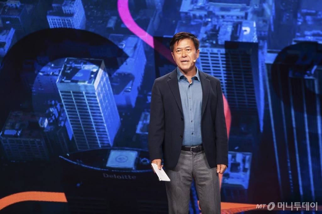 지난해 11월 25일 부산 벡스코에서 열린 한-아세안 문화혁신포럼에 연사로 나선 SK텔레콤 박정호 사장/사진=SK텔레콤