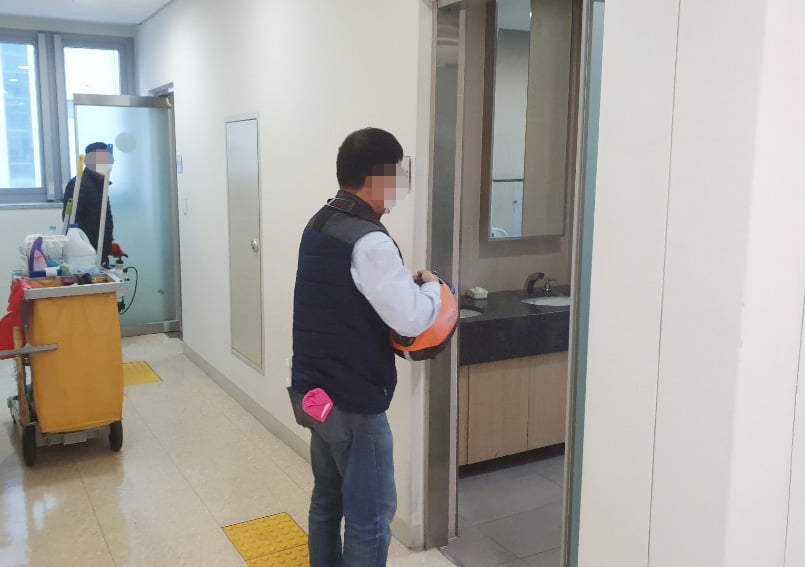 25일 충남 천안지역에서 발생한 코로나19 확진자가 방문한 식당에서 휴업을 하고 방역작업이 진행되고 있다. / 사진=뉴시스