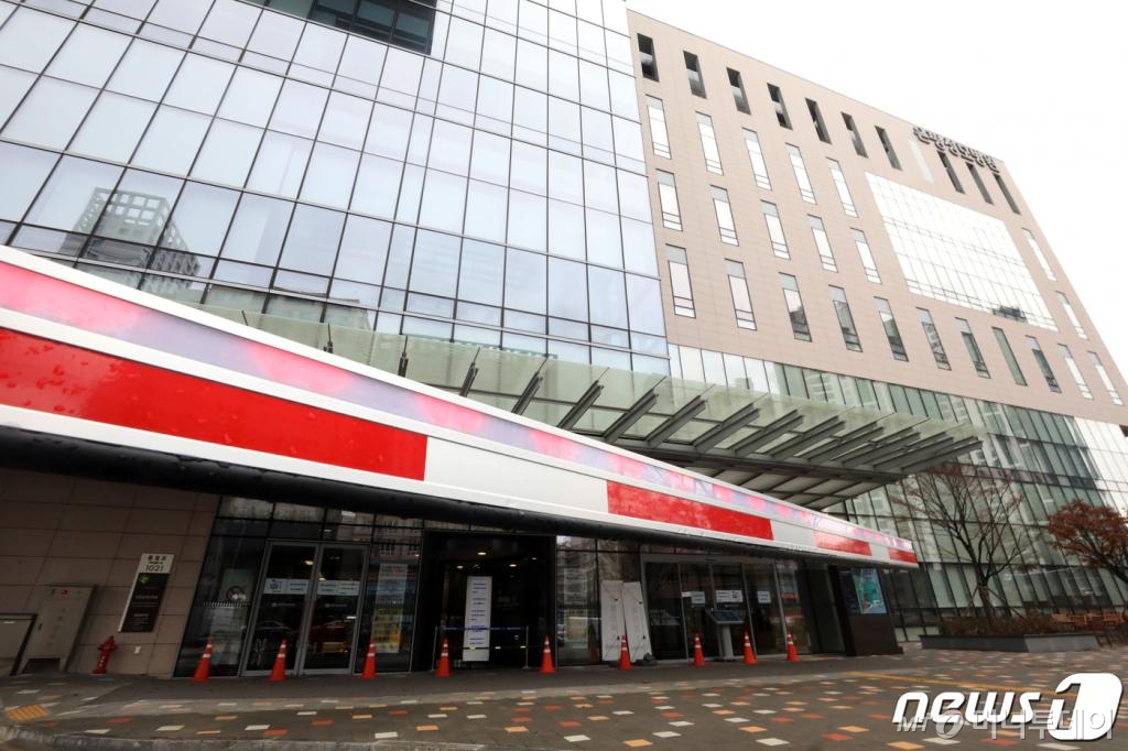 25일 은평성모병원에 입원중인 환자 502명에 대해 전원 신종코로나 바이러스 감염증(코로나19) PCR 검사를 실시한 결과, 1명이 양성 반응이 나왔다고 서울시는 밝혔다. 이에 따라 은평성모병원 확진자는 총 5명으로 늘었다. 이날 서울 은평성모병원이 한산한 모습을 보이고 있다. /사진=뉴스1