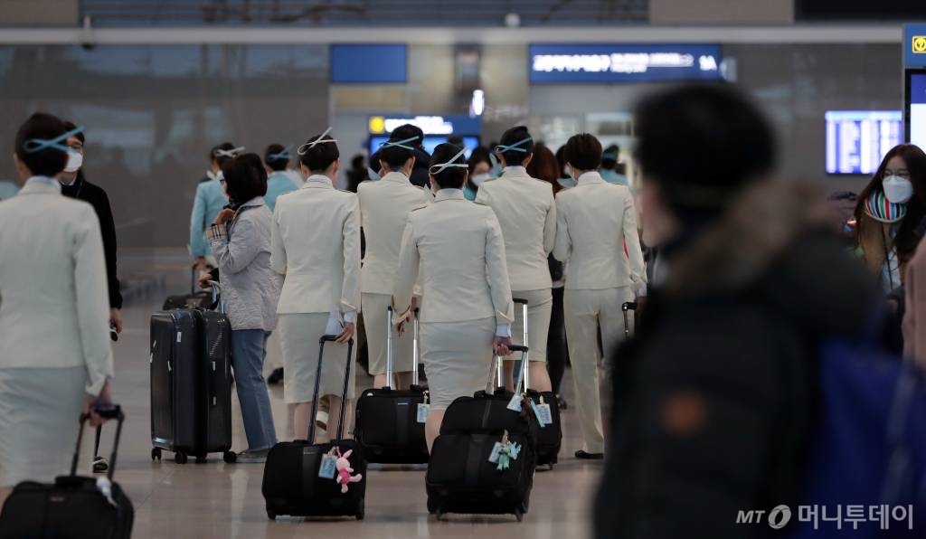 인천국제공항 2터미널에서 대한항공 승무원들이 업무를 보고 있다./사진=이기범 기자