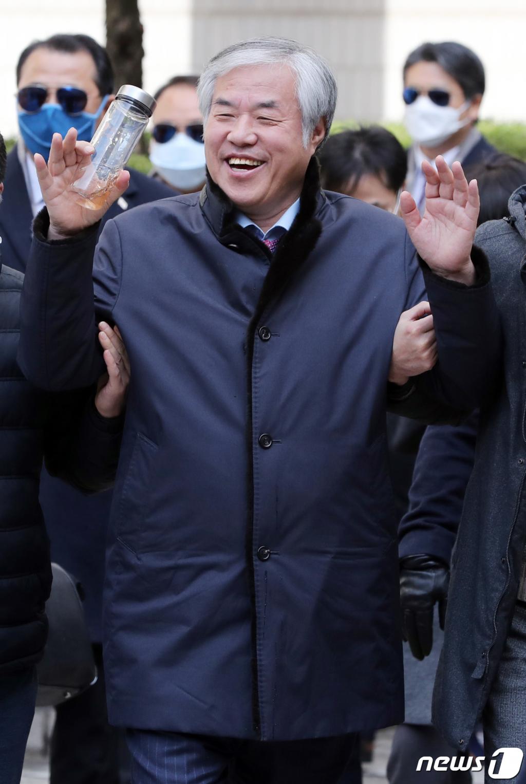 공직선거법 위반 혐의를 받고 있는 전광훈 목사(한국기독교총연합회 대표회장)가 24일 오후 서울 서초구 중앙지방법원에서 구속 전 피의자 심문(영장실질심사)을 마친 후 경찰 호송차로 향하고 있다. '문재인 하야 범국민투쟁본부'(범투본)의 총괄대표인 전 목사는 지난 1월1일 개최된 범투본 집회를 비롯해 여러 집회에서 자유통일당과 기독자유당을 지지해 달라는 발언을 해 사전 선거운동을 한 혐의를 받는다.