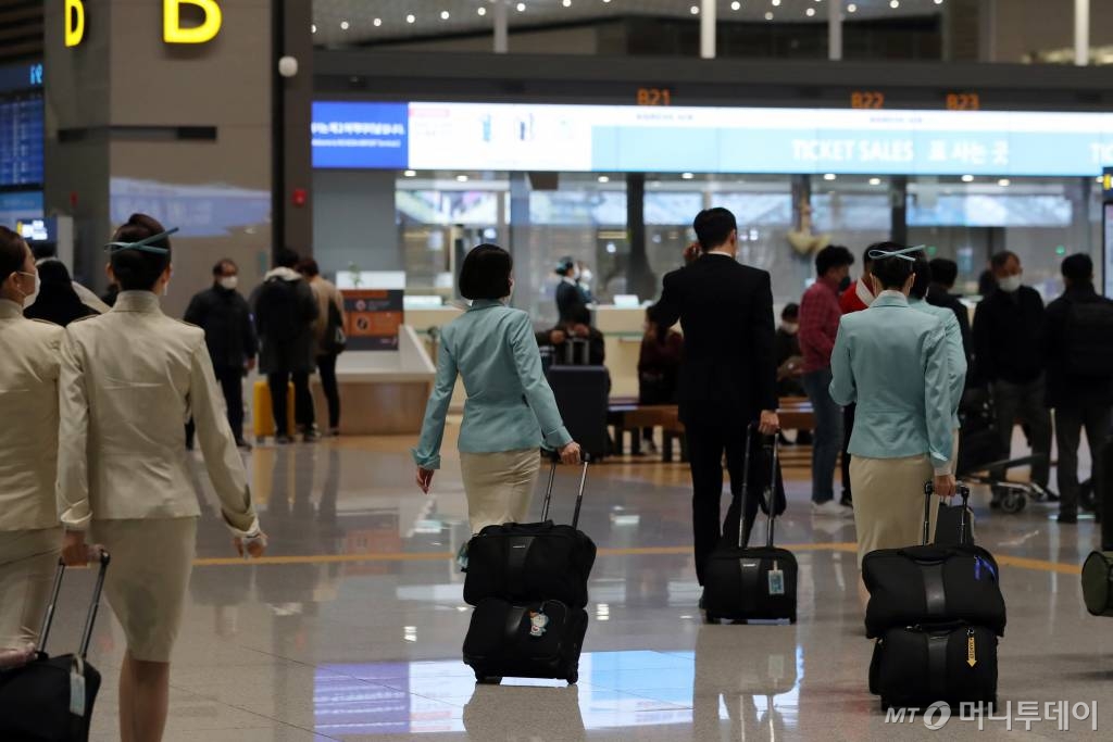 인천국제공항 2터미널에서 대한항공 승무원들이 업무를 보고 있다. /사진=이기범 기자