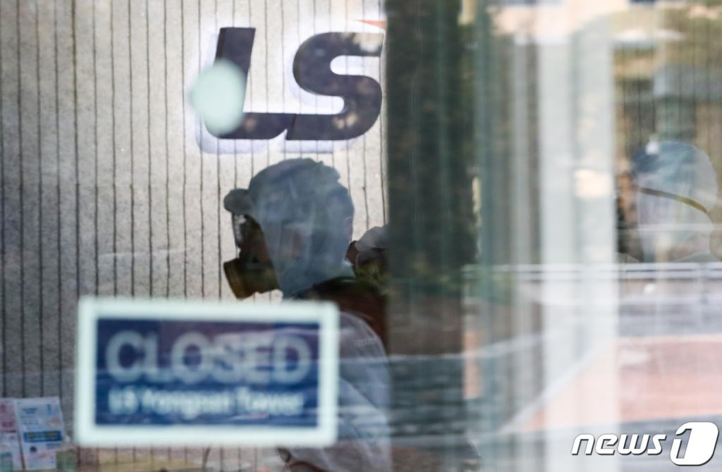 25일 신종 코로나바이러스 감염증(코로나19) 확진자가 발생한 서울 용산구 LS용산타워에서 방역업체 관계자들이 방역작업을 하기 위해 건물 안으로 들어가고 있다. /사진=뉴스1