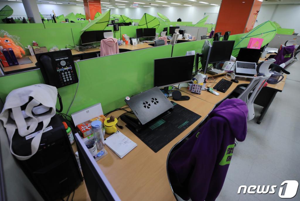 (서울=뉴스1) 구윤성 기자 = 25일 서울 강남구 티몬 본사 직원들의 자리가 비어있다. 소셜커머스 기업인 티몬은 신종 코로나바이러스 감염증(코로나19) 위기경보 격상에 따라 직원들의 건강관리와 지역사회 전파 방지 차원에서 오는 26일부터 28일까지 3일간 전 직원 재택근무를 실시한다. 재택근무 기간은 상황에 따라 연장될 수도 있다. 2020.2.25/뉴스1  <저작권자 © 뉴스1코리아, 무단전재 및 재배포 금지>