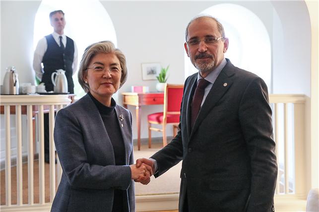 강경화 장관이 제2차 스톡홀롬 이니셔티브 장관급회의 참석 계기 25일 오전 베를린에서 아이만 후세인 알 사파디 요르단 외교부 장관과 회담했다/사진제공=외교부