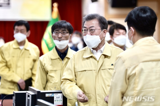 [대구=뉴시스]배훈식 기자 = 문재인 대통령이 25일 대구시청에서 열린 신종 코로나바이러스감염증(코로나 19) 대구지역 특별대책회의를 마친 후 대책상황실을 방문해 범정부지원단원들을 격려하고 있다. 2020.02.25.   dahora83@newsis.com
