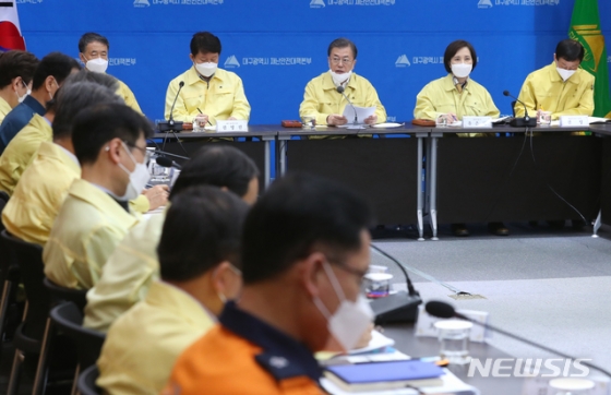 [대구=뉴시스]배훈식 기자 = 문재인 대통령이 25일 대구시청에서 열린 신종 코로나바이러스 감염증(코로나 19) 대구지역 특별대책회의를 주재하고 있다. 2020.02.25.   dahora83@newsis.com
