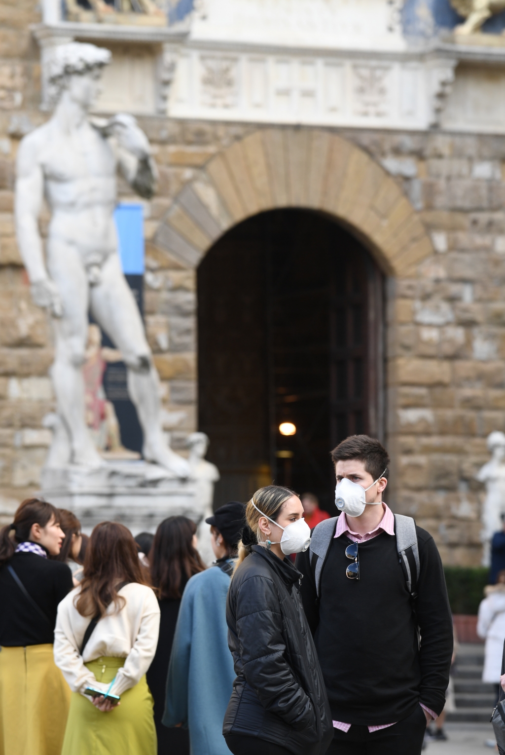 이탈리아 피렌체에서 마스크를 쓴 관광객들 모습./사진=AFP