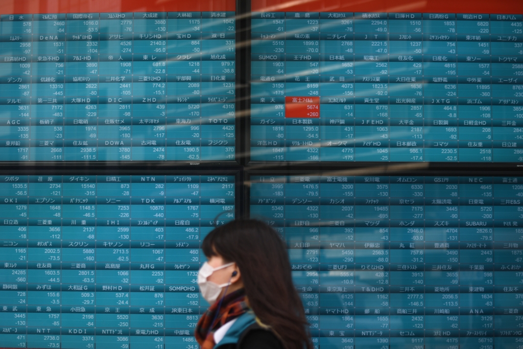 일본 도쿄 증권거래소 앞에서 마스크를 쓴 행인이 지나가고 있다./사진=AFP