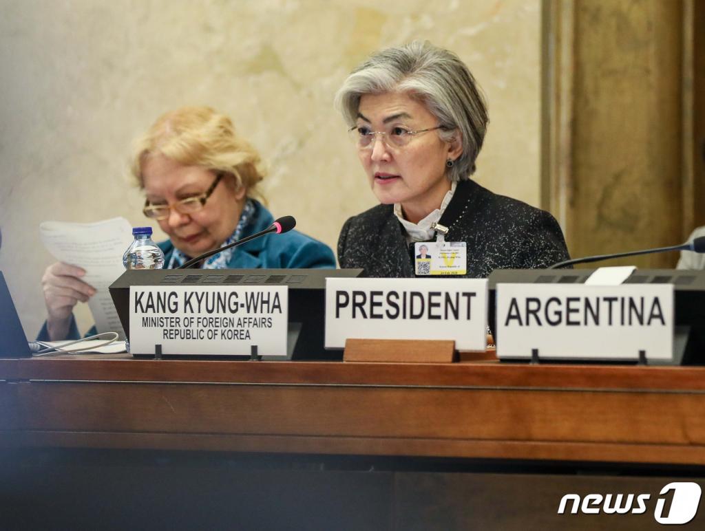 강경화 외교부장관이 24일(현지시간) 제네바 군축회의(CD : Conference on Disarmament) 고위급회기에 참석해, 국제 군축ㆍ비확산 체제 강화의 중요성과 이에 대한 우리의 기여 의지를 강조하는 한편, 한반도의 완전한 비핵화와 항구적 평화정착을 위한 우리 정부의 노력을 설명하고 있다. (외교부 제공)/사진=뉴스1