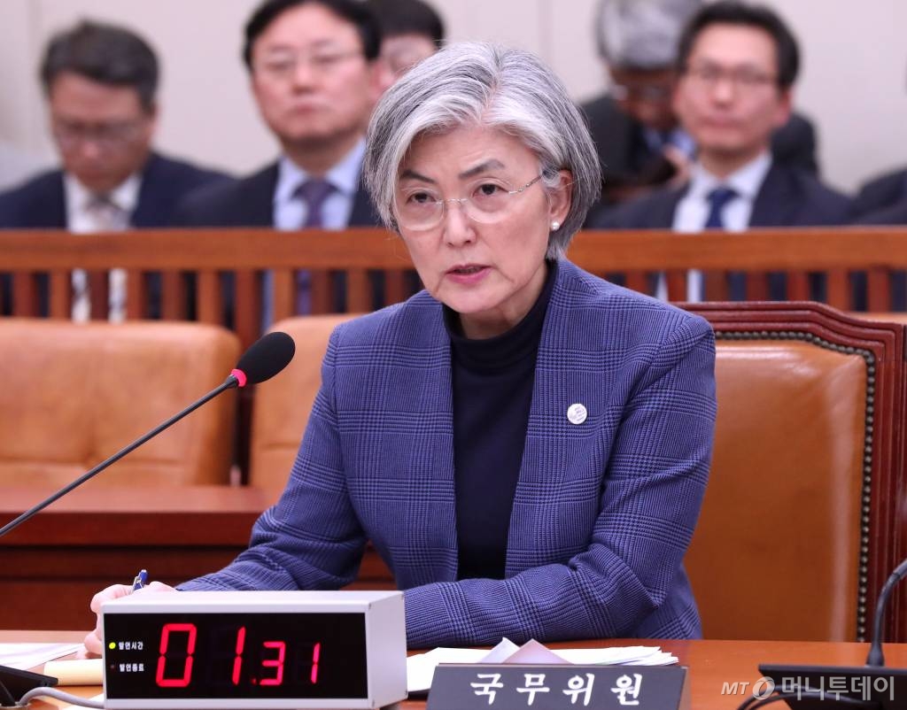 강경화 외교부 장관이 18일 오후 서울 여의도 국회에서 열린 외교통일위원회 전체회의에서 의원 질의에 답변하고 있다. / 사진=홍봉진 기자 honggga@