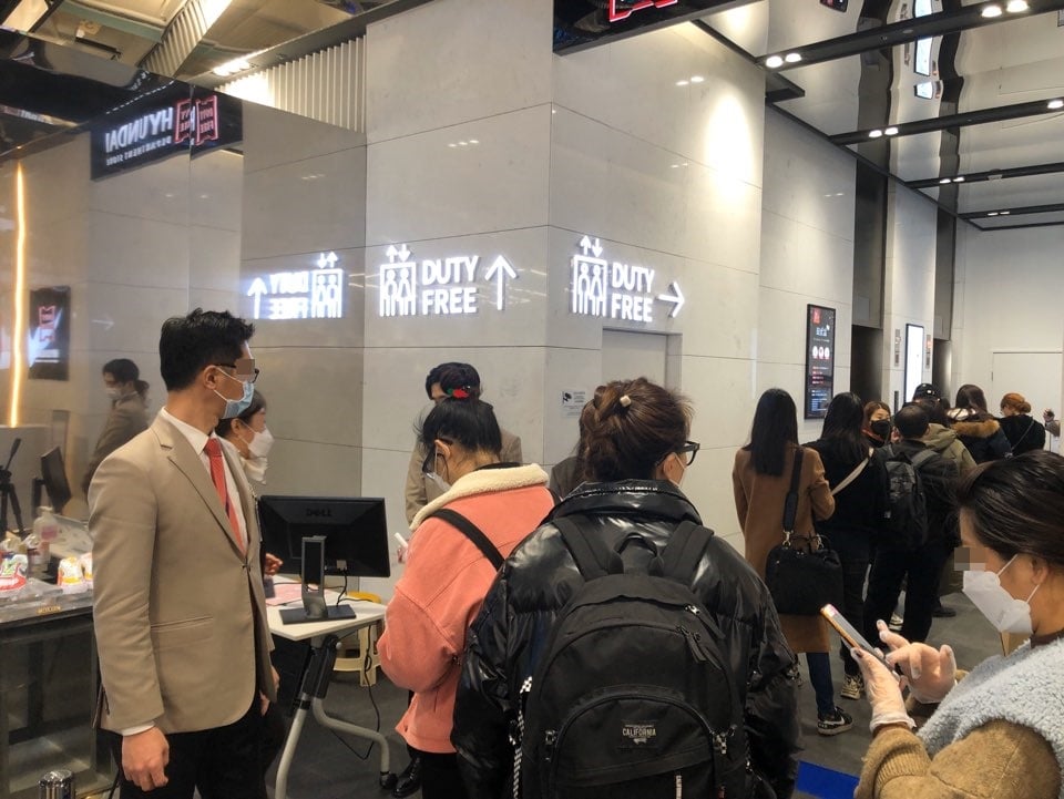 지난 25일 오후 대구 중구 공평동 대구시티센터(노보텔) 앞에서 보수단체들이 신종 코로나바이러스 감염증(코로나19) 확산에 대한 문재인 정부의 대처를 비판하는 집회를 열고 있다. 이날 오후 문재인 대통령은 대구를 방문했다. /사진=뉴스1