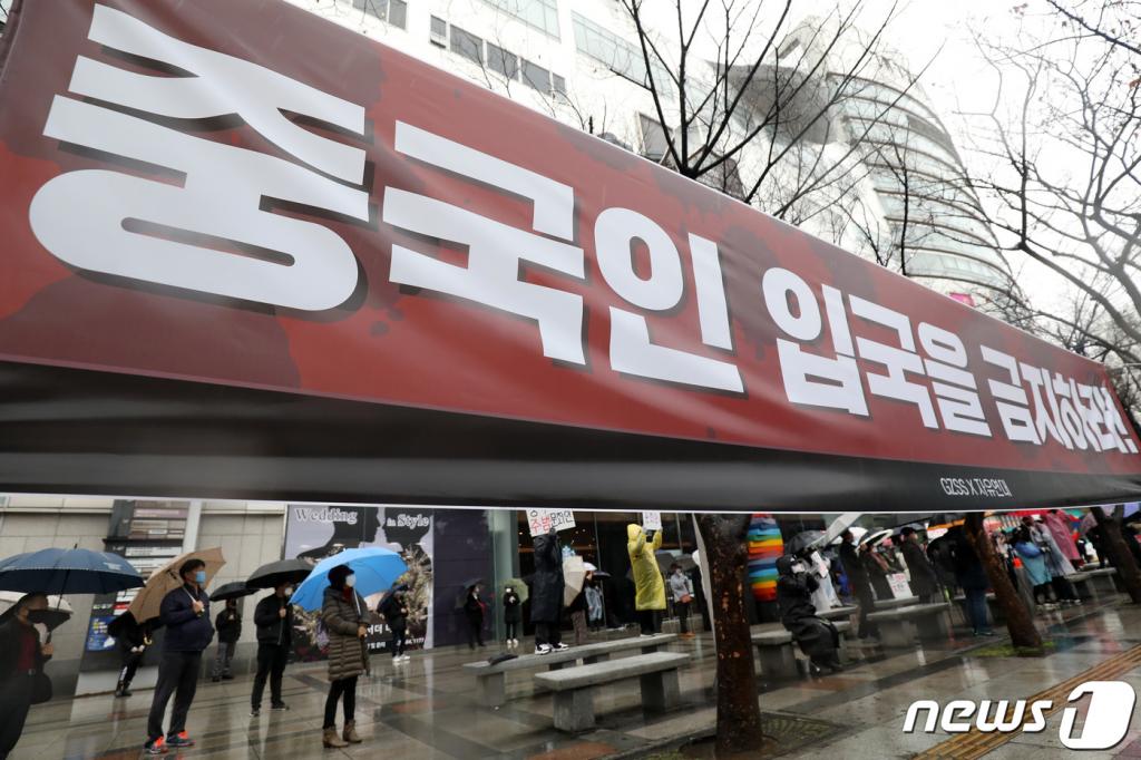 신종 코로나바이러스감염증(코로나19) 확산세가 급증하고 있는 지난 25일 오후 중국인 유학생들이 인천국제공항 입국장을 통해 입국하고 있다. 교육부는 이번 주 중국 유학생 1만 여명이 한국에 입국할 것으로 추산, '집중관리주간'으로 정해 특별관리체계를 가동키로 했다. /사진=뉴스1