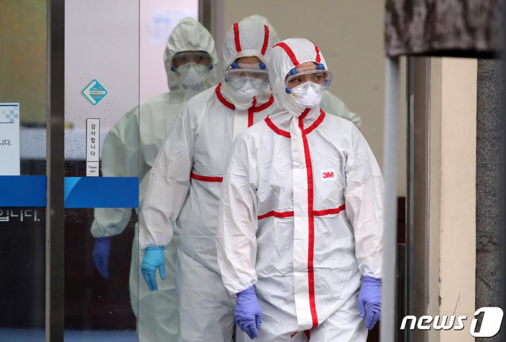 코로나19 지역거점병원인 계명대학교 대구동산병원에서 보호구를 착용한 의료진이 근무를 마치고 무거운 걸음을 옮기고 있다./사진=뉴스1