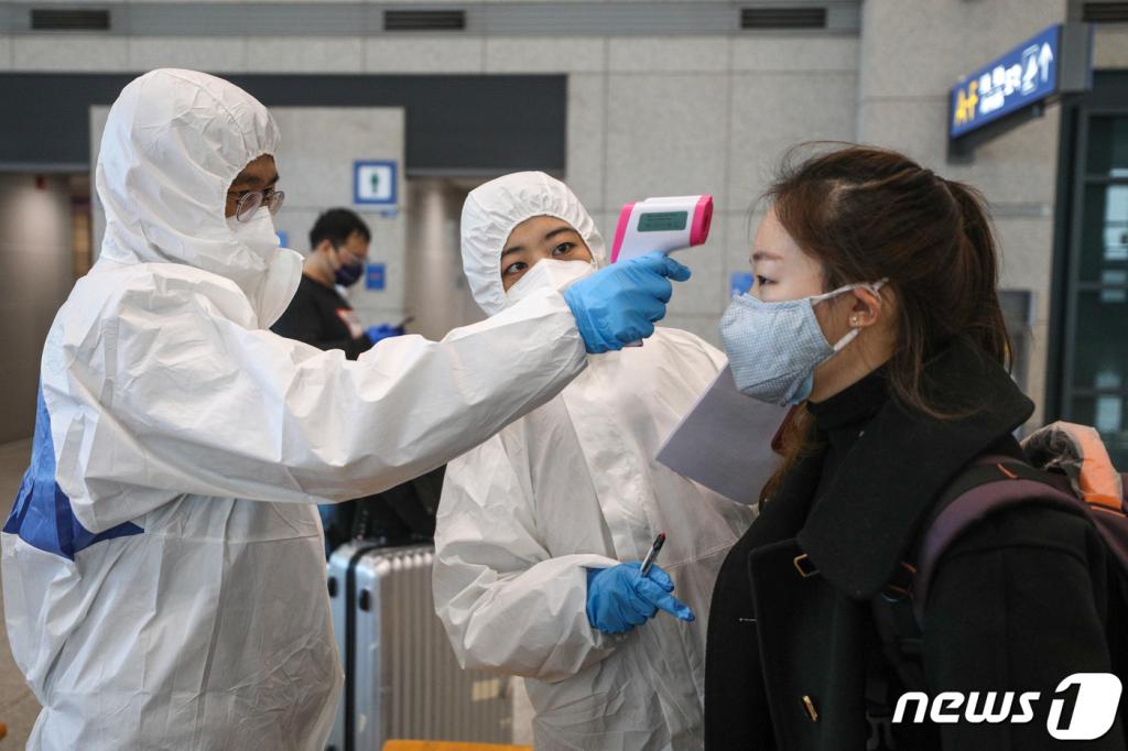 25일 오후 중국인 유학생들이 인천국제공항 입국장을 통해 입국해 대학 관계자로부터 체온 검사를 받고 있다. /사진=뉴스1