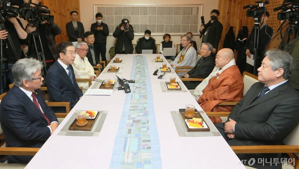 박원순 서울시장이 25일 오후 서울 종로구 대한불교조계종 총무원에서 한국 7대 종단(천주교, 불교, 개신교, 원불교, 성균관, 천도교, 민족종교) 대표들로 구성된 한국종교인평화회의(KCRP)와의 간담회를 갖고 있다. /사진=이동훈 기자 photoguy@