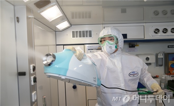 119전담구급대원이 감염관리실 소독에 나서고 있다./사진=서울시 제공