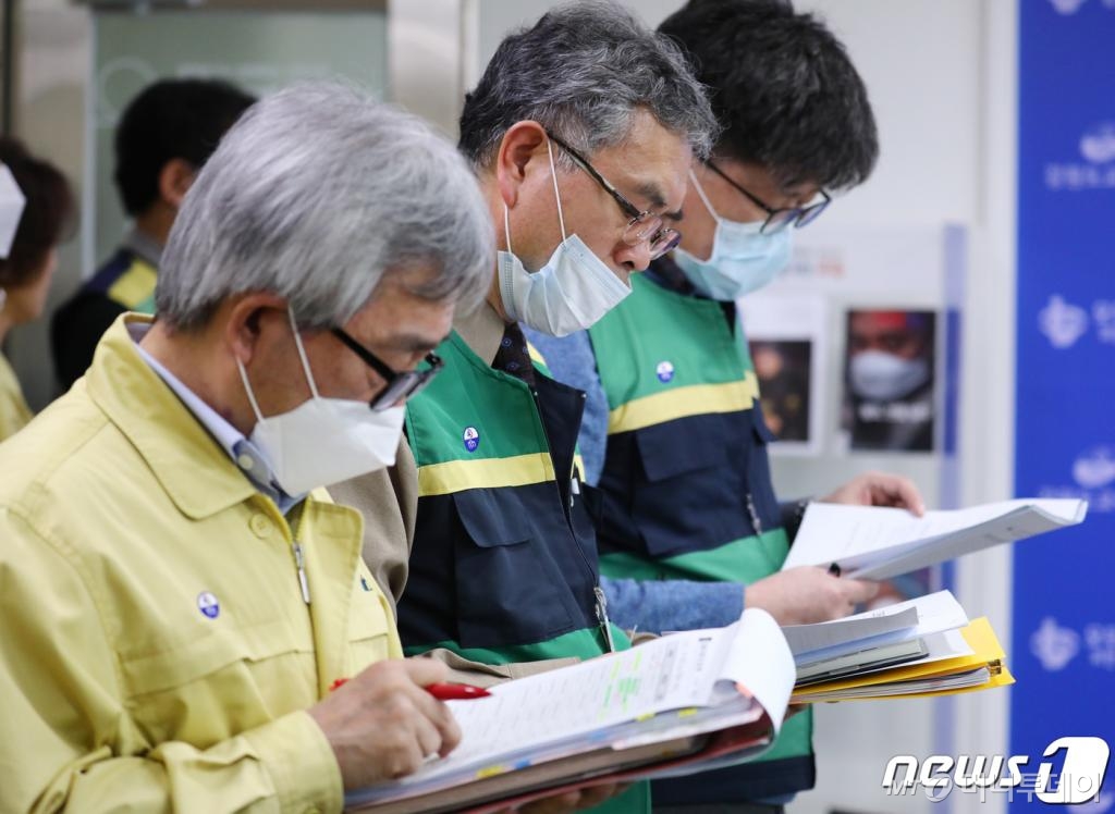 (춘천=뉴스1) 이찬우 기자 = 25일 오후 강원 춘천시 강원도교육청에서 열린 신종코로나바이러스 감염증(코로나19) 대응 종합대책 발표에서 교육청 관계자들이 마스크를 착용하고 있다.2020.2.25/뉴스1 <저작권자 © 뉴스1코리아, 무단전재 및 재배포 금지>