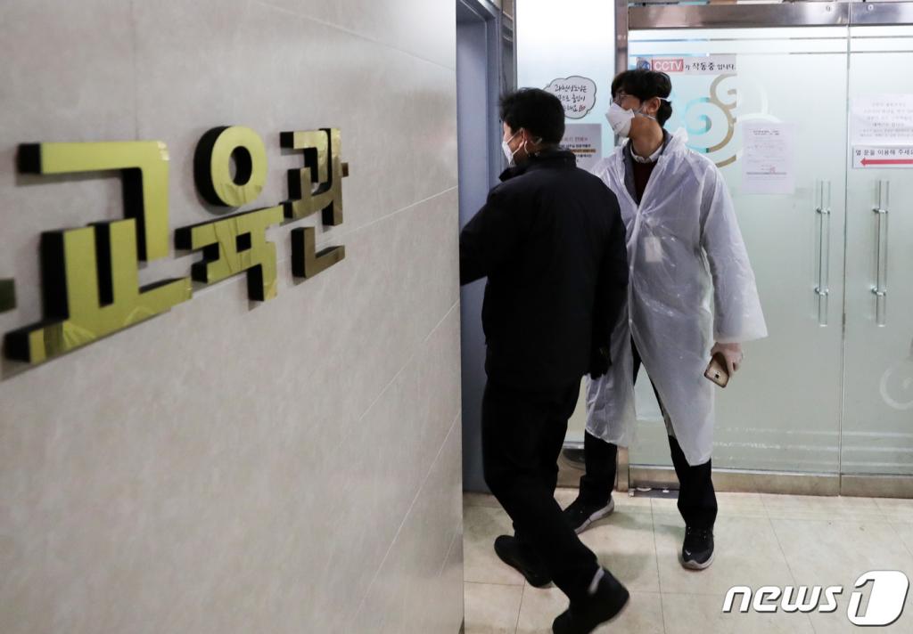 25일 오전 경기도 과천시 별양동 소재 신천지예수교회 교육장에서 경기도 관계자들이 강제역학조사를 벌이고 있다.   경기도는 "신천지 과천교회 신도 가운데 2명이 신종코로나 바이러스 감염증(코로나19) 확진판정을 받았으며 신도명단을 제출하겠다고 했지만 정확한 명단인지 알 수 없어 과천 본사에 대한 강제역학조사에 들어가게 됐다"고 밝혔다. /사진=뉴스1