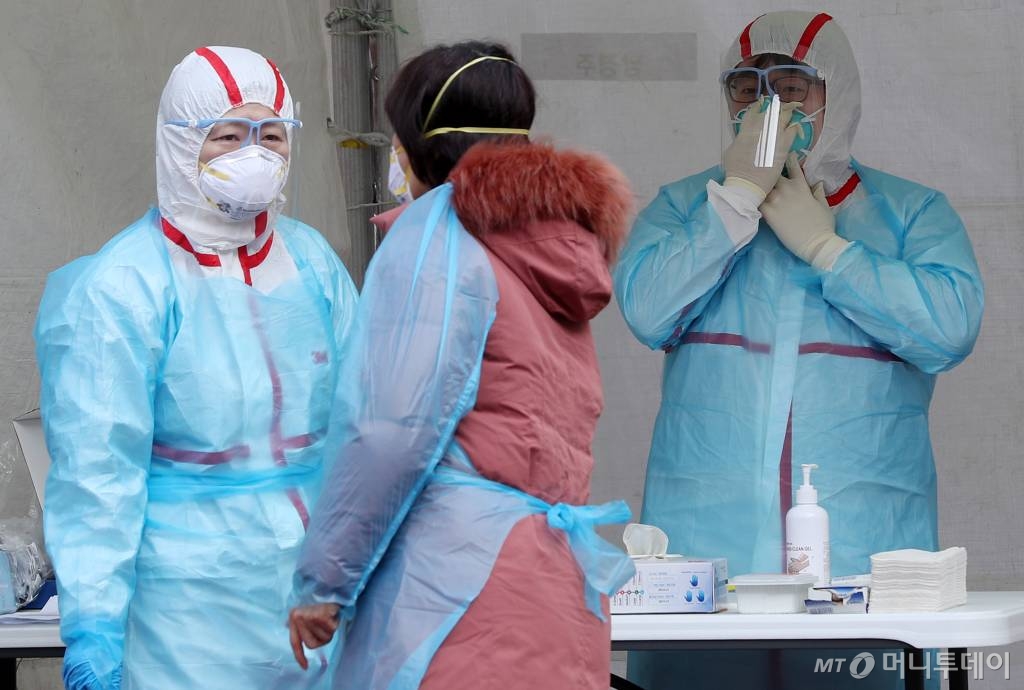 '코로나19' 확진 환자가 169명 추가 발생해 총 1천146명으로 늘어난 26일 오전 서울 강동구 명성교회에 마련된 선별진료소에서 관계자들이 분주히 움직이고 있다. / 사진=김휘선 기자 hwijpg@