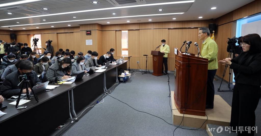 대구지역 코로나19 확진자가 154명으로 증가한 가운데 22일 오전 대구광역시청에서 열린 코로나19 대응 관련 정례브리핑에서 채홍호 행정부시장이 질문에 답하고 있다. /사진=임성균 기자