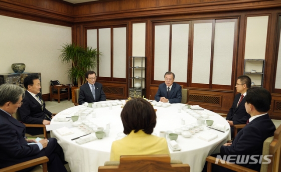 【서울=뉴시스】문재인 대통령이 10일 오후 청와대 관저에서 여야 5당 대표를 초청해 만찬을 함께하고 있다. 왼쪽부터 시계방향으로 노영민 대통령 비서실장, 손학규 바른미래당 대표, 이해찬 더불어민주당 대표, 문재인 대통령, 황교안 자유한국당 대표, 정동영 민주평화당 대표, 심상정 정의당 대표.(사진=청와대 제공) 2019.11.10. photo@newsis.com