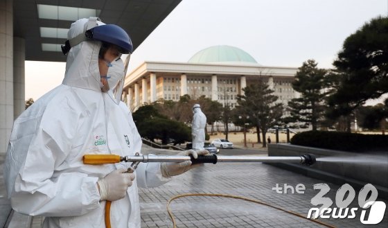 (서울=뉴스1) 김명섭 기자 = 24일 오후 서울 여의도 국회에서 코로나19 방역 관계자들이 방역작업을 하고 있다. 국회는 신종 코로나바이러스 감염증(코로나19) 확산 사태와 관련, 24일 오후 6시부터 26일 오전 9시까지 국회 본관과 의원회관을 폐쇄하기로 했다. 국회가 감염병 때문에 폐쇄되는 것은 이번이 사상 처음이다. 2020.2.24/뉴스1