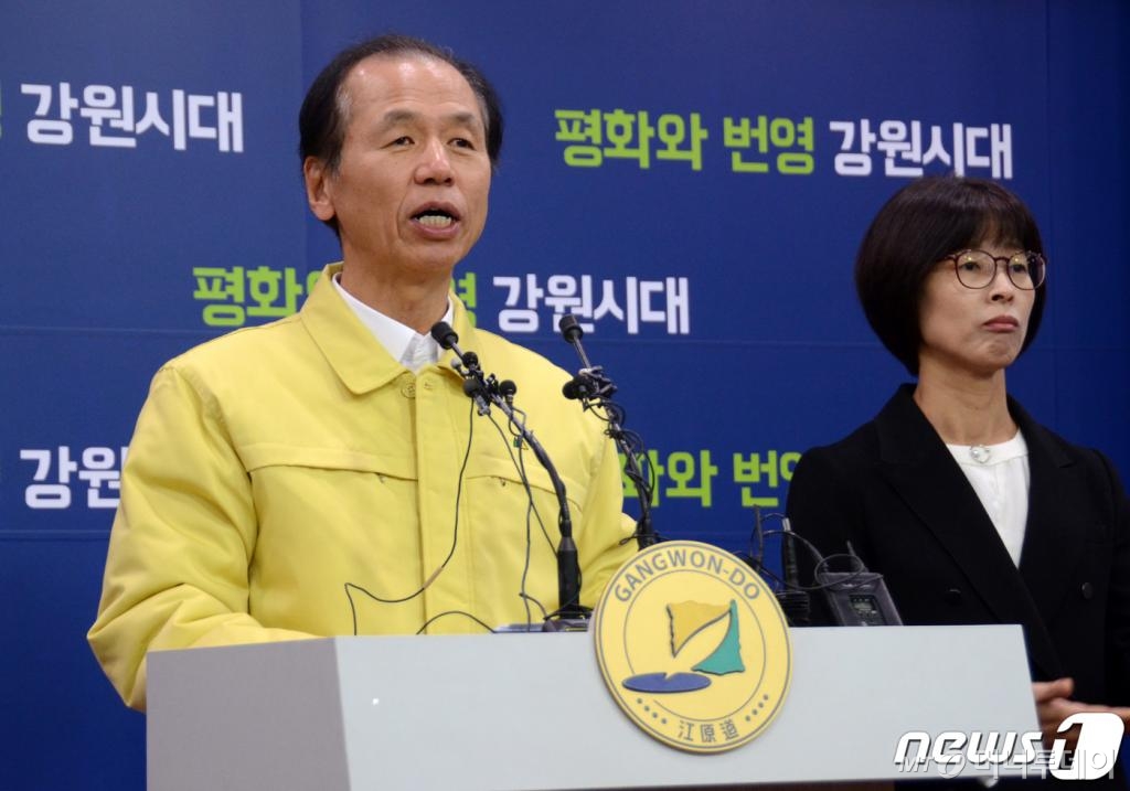 (춘천=뉴스1) 하중천 기자 = 최문순 강원도지사가 26일 오전 강원도청에서 코로나19 대응 긴급 방역대책 상황 브리핑을 하고 있다. 2020.2.26/뉴스1 <저작권자 © 뉴스1코리아, 무단전재 및 재배포 금지>