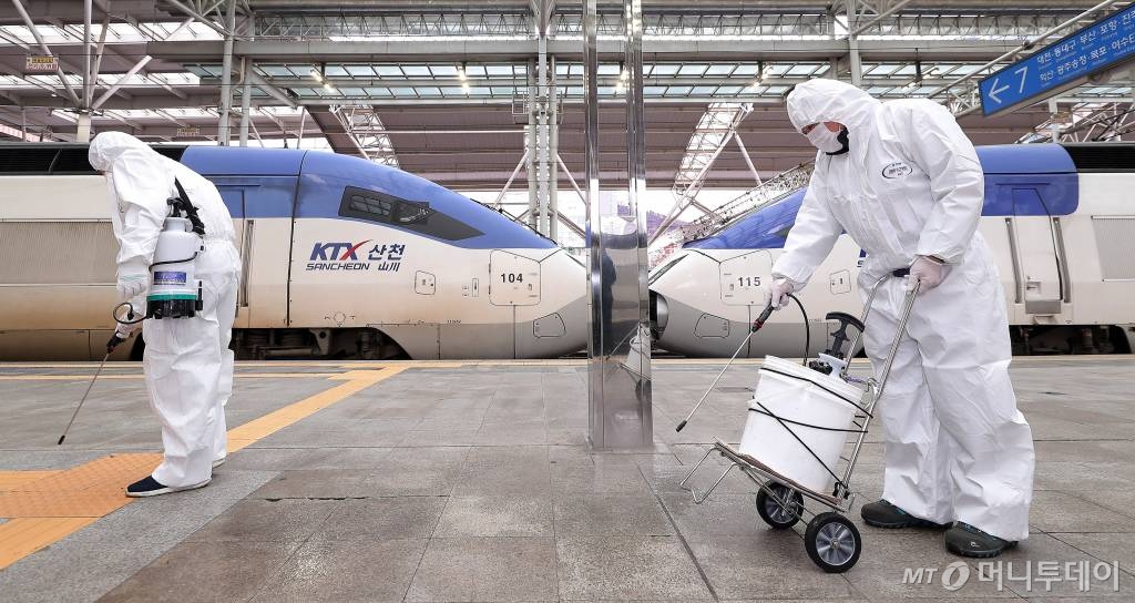 사진은 기사와 관계없음. 코로나19 확산이 지속되고 있는 지난 25일 오후 서울역 승강장에서 관계자들이 방역을 하고 있다./사진=김창현 기자