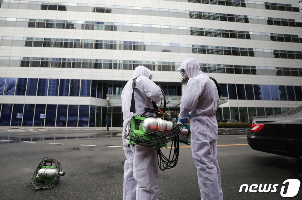(서울=뉴스1) 허경 기자 = 25일 신종 코로나바이러스 감염증(코로나19) 확진자가 발생한 서울 용산구 LS용산타워에서 방역업체 관계자들이 방역작업을 하기 위해 건물 안으로 들어가고 있다. 2020.2.25/뉴스1  <저작권자 © 뉴스1코리아, 무단전재 및 재배포 금지>