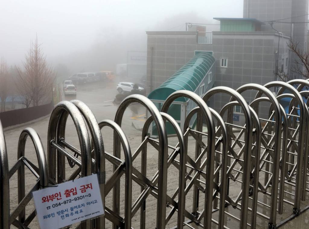 25일 신종 코로나바이러스 감염증(코로나19) 확진자가 23명으로 늘어 난 경북 칠곡군 가산면 '밀알사랑의집' 정문이 굳게 닫혀 있다. / 사진=뉴시스