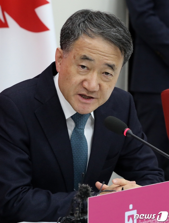 박능후 보건복지부 장관이 21일 서울 여의도 국회에서 심재철 미래통합당 원내대표와 면담을 갖고 코로나19 관련 보고를 하고 있다. 2020.2.21/뉴스1