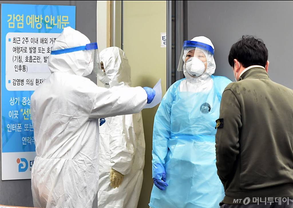 [대구=뉴시스] 이무열 기자 = 신종 코로나바이러스 감염증(코로나19) 확진자가 무더기로 급증하고 있는 25일 오후 대구 서구 중리동 대구의료원 선별진료소에 의료진이 분주히 움직이고 있다. 2020.02.25.  lmy@newsis.com