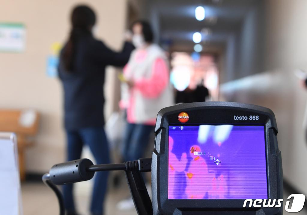 지난 20일 경남 거창군 거창읍 대평리 거창시외버스터미널에서 보건소 직원들이 열감지 카메라와 발열 체크를 통해 코로나19 유입 차단에 총력을 기울이고 있다./사진=거창군, 뉴스1