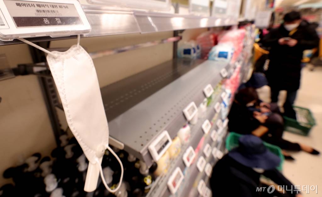  코로나19 확산이 지속되고 있는 26일 오전 서울의 한 대형마트 마스크 판매대 앞에서 구매자들이 대기하고 있다.<br><br>정부는 27일부터 마스크 350만장을 우체국·농협·약국 통해 매일 공급할 것이라고 밝혔다. / 사진=김창현 기자 chmt@